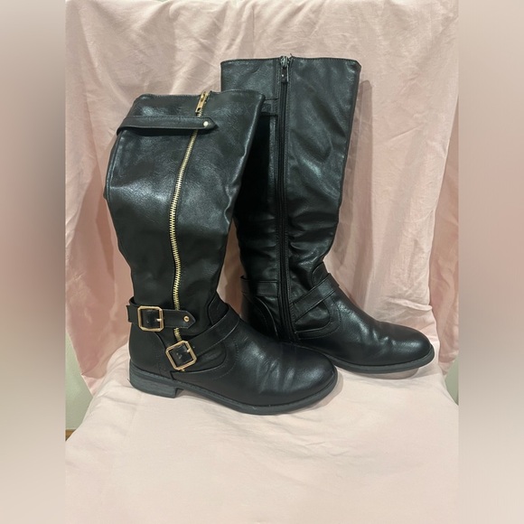 Forever Brand Black Boots - Picture 2 of 5